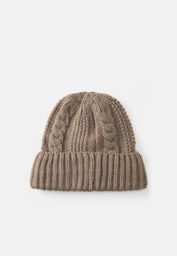 Gorro de malha em castanho claro, apresentando um design em cabo texturizado na coroa e uma bainha canelada na base. Material em mistura de lã suave.