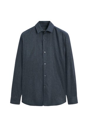 Camicia da uomo blu scuro con bottoni, a righe verticali, maniche lunghe e colletto classico. Realizzata in tessuto con una texture liscia.