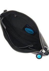 Borsa a pochette in pelle nera con zip argentata, aperta per rivelare un interno nero semplice e un'etichetta con logo blu. Include un anello per chiavi.