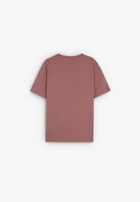 Camiseta de manga corta y cuello redondo en color rosa empolvado. Confeccionada en algodón suave con una textura lisa. La vista trasera muestra un diseño simple y sin adornos.