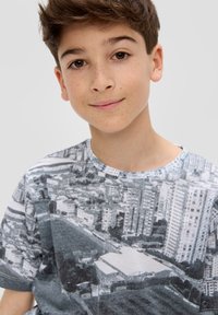 Grijze graphic t-shirt met een stadssilhouet ontwerp in zwart-wit. Ronde halslijn en korte mouwen. Zacht katoenen materiaal.