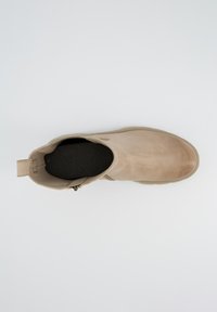 Tan-Ankle-Boots mit glattem Lederoberteil, abgerundetem Zehenbereich und schwarz gepolsterter Innensohle. Mit einer hinteren Pull-Tab und einem seitlichen Reißverschluss für einfaches An- und Ausziehen.