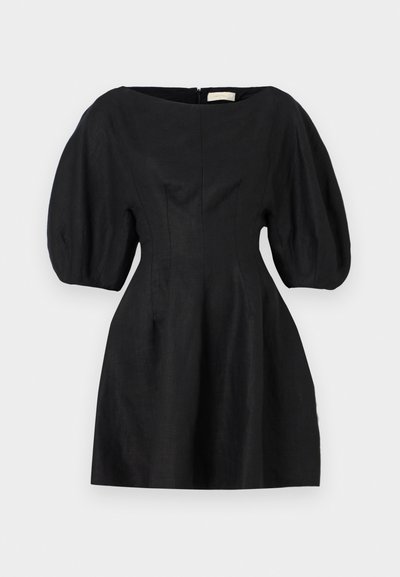 Melnas kleitas ar struktūruotu audumu, plašu apaļu kakla izgriezumu, pūkainām īsām piedurknēm un pieguļošu augšdaļu, kas paplašinās apakšā.