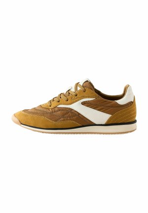 Scarpa atletica marrone e beige con tomaia in suede e pelle testurizzata, dettagli bianchi e suola in gomma. Presenta cuciture in contrasto.