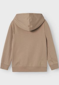 Felpa con cappuccio in marrone chiaro. Presenta maniche lunghe, polsini e fondo a costine, e una texture semplice e liscia senza motivi.