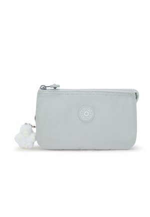 Jasnoszary prostokątny woreczek na zamek z okrągłą naszywką z logo oraz małym białym, puszystym breloczkiem przymocowanym do zamka.