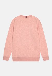 Felpa rosa chiaro in misto cotone con texture. Presenta un collo a giro, polsini a costine e un accento a strisce nella parte posteriore del colletto.