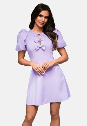Lyhyttä lavendelin väristä mekkoa, jossa on puffihihat, kolme etubowsia ja suurehko aukko yksityiskohtana. Vaahtomaista kangasta, jossa on tiukka bodice ja leveä hame.