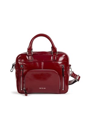 Sac à main en cuir rouge foncé brillant avec deux poignées supérieures, poches zippées à l'avant et une bandoulière réglable sur fond blanc.