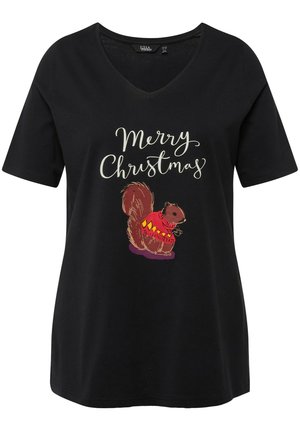 Zwart T-shirt met korte mouwen en een v-hals. Heeft een eekhoorn in een rode trui en de tekst "Vrolijk Kerstfeest" in witte cursieve letters.