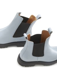 Hellblaue Leder-Ankle Boots mit elastischen Seitenpanelen, braunem Innenfutter und einer schwarzen Gummisohle mit strukturiertem Halt.