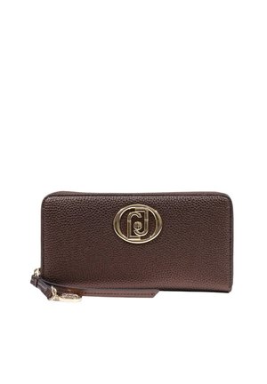 Portefeuille en cuir marron texturé avec fermeture éclair autour, logo ovale doré et bracelet assorti sur fond blanc.