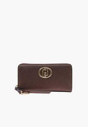Portefeuille en cuir marron texturé avec fermeture éclair autour, logo ovale doré et bracelet assorti sur fond blanc.
