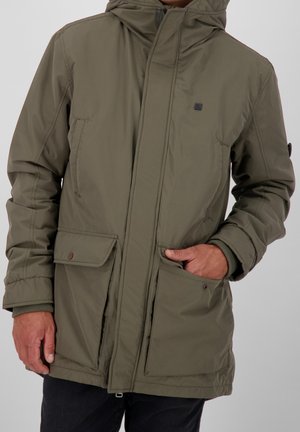 Zielona oliwkowa kurtka z kapturem, wykonana z gładkiego, trwałego materiału. Posiada kieszenie z przodu, zamek błyskawiczny oraz elastyczne mankiety.