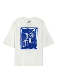 Biała koszulka z krótkim rękawem z niebieskim nadrukiem graficznym przedstawiającym stylizowane postacie i psy, otoczoną geometrycznymi wzorami.