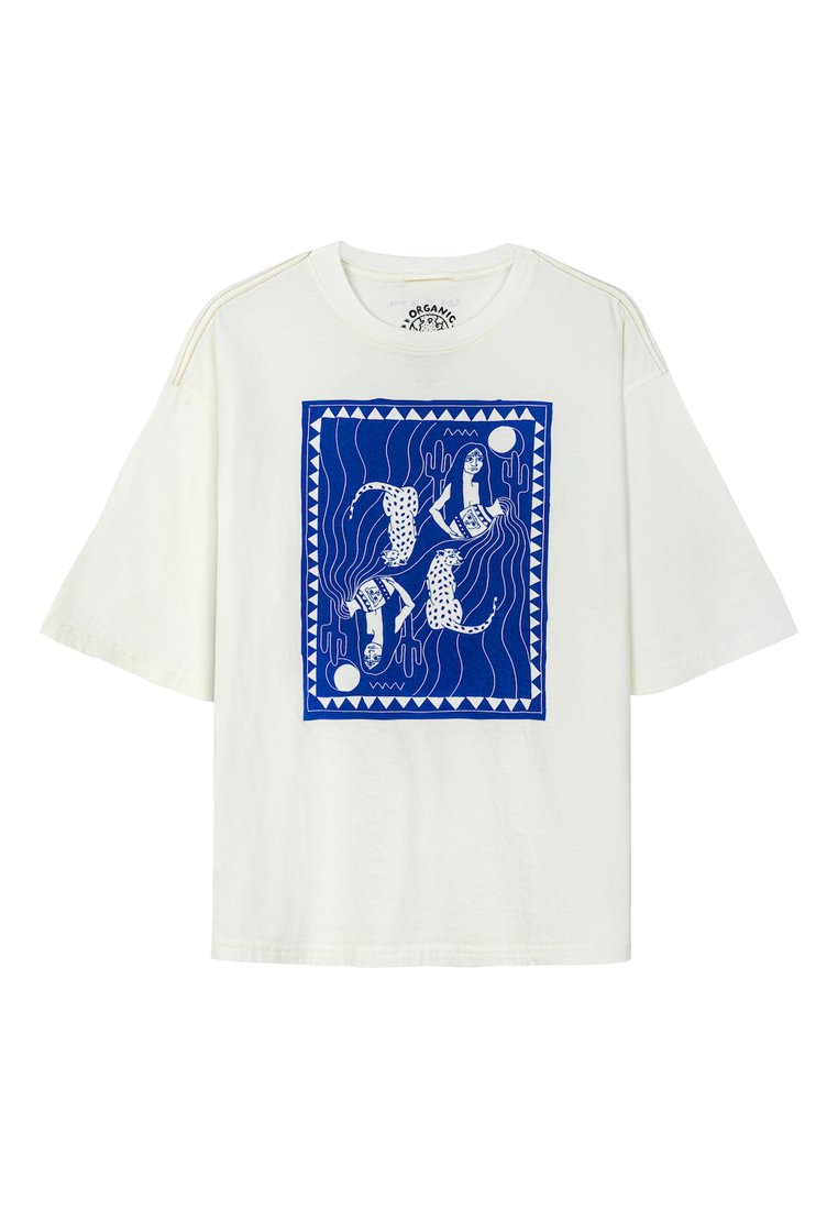 Biała koszulka z krótkim rękawem z niebieskim nadrukiem graficznym przedstawiającym stylizowane postacie i psy, otoczoną geometrycznymi wzorami.