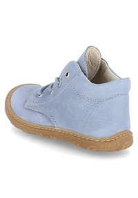 Stivali alla caviglia in pelle azzurro chiaro con finitura testurizzata, dotati di lacci rotondi, occhielli in metallo e suola in gomma flessibile.