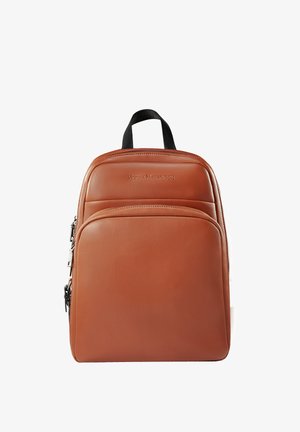 Zaino in pelle marrone con una texture liscia, dotato di manico superiore, tasca frontale con zip e logo in rilievo discreto sul pannello frontale.