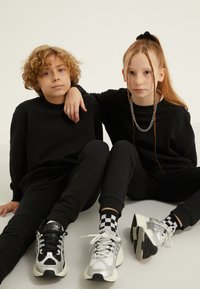 Yourturn Kids UNISEX SET - Ikdienas džemperis - black