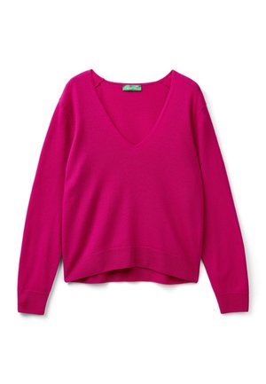 Jasně růžový svetr s dlouhým rukávem, výstřihem do V a žebrovanými manžetami a lemem, položený na bílém pozadí.