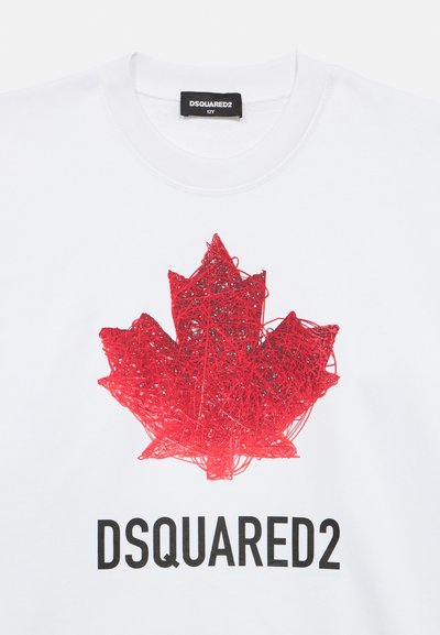 Wit shirt met een rood abstract esdoornbladontwerp gemaakt van verweven lijnen en de tekst "DSQUARED2" onder het blad.