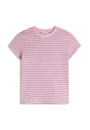 Tricou roz deschis cu mânecă scurtă din bumbac, cu dungi subțiri orizontale negre și albe și decolteu rotund.