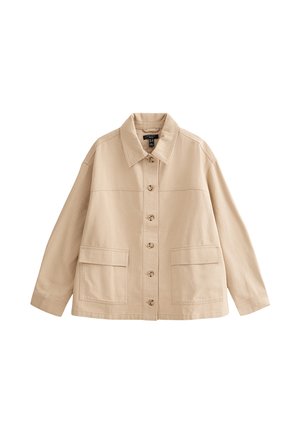 Giacca beige con bottoni, colletto, maniche lunghe e due tasche frontali con patta, mostrata distesa su uno sfondo bianco.