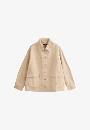 Beige Knopfleiste-Jacke mit Kragen, langen Ärmeln und zwei vorderen Klappentaschen, flach auf weißem Hintergrund dargestellt.