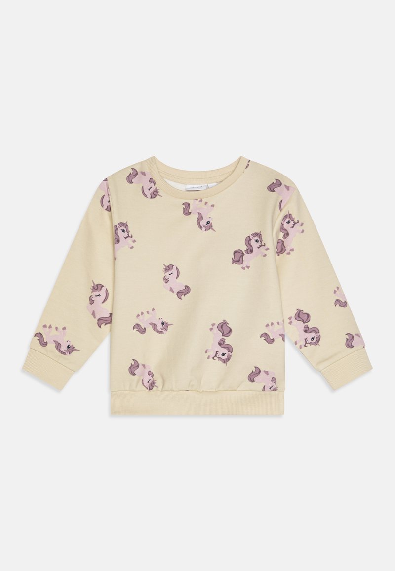 Sweatshirt à manches longues jaune en tissu doux, avec un motif de licorne ludique en rose et violet. Poignets et ourlet côtelés.