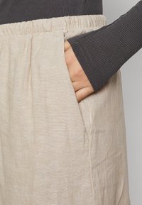 Gina Tricot Petite TROUSERS  - Kelnės - new beige