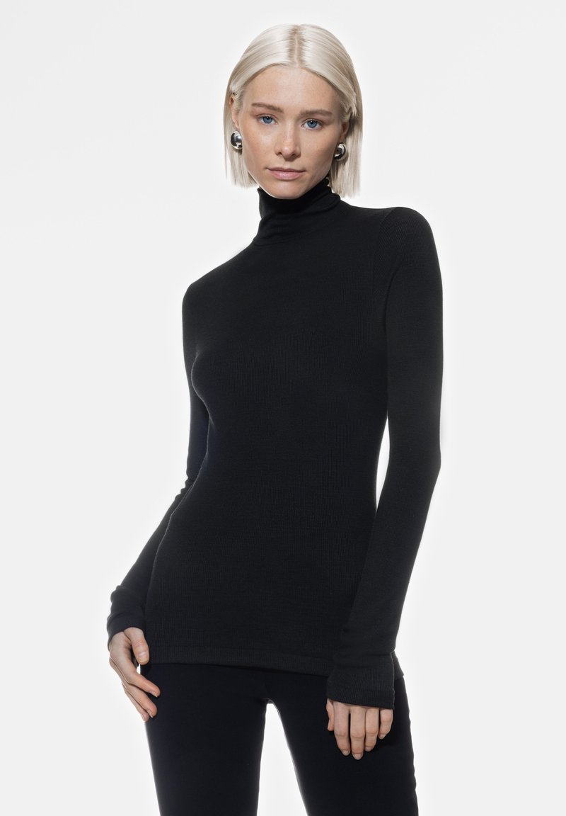 Maglione nero a maniche lunghe con colletto a gong, realizzato in tessuto a costine, con design aderente e aperture per il pollice nei polsini. Texture uniforme.