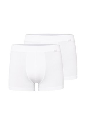 Due paia di boxer da uomo bianchi semplici con un piccolo etichetta di tessuto sulla cintura, mostrati vista frontale e posteriore.