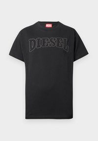 Čierne krátke tričko s krátkym rukávom, na hrudi so zakriveným prešitým nápisom „DIESEL“ a červenou značkou vo vnútri výstrihu.