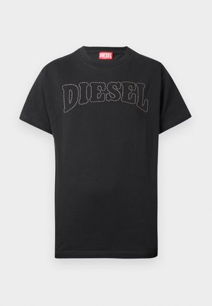 Svart kortermet T-skjorte med buet brodert "DIESEL"-tekst på brystet og rød etikett på innsiden av halskanten.