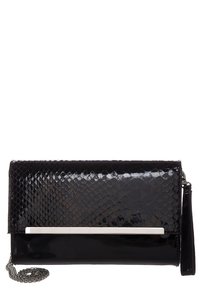Musta käsilaukku, jossa on teksturoitu käärmeennahkakuosi, kiiltävä pinta, hopeiset yksityiskohdat ja irrotettava ketjuhihna.