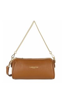 Sac à main en cuir marron avec une finition texturée, bandoulière en chaîne dorée, fermeture éclair et discrète marque sur le devant. Forme cylindrique compacte.