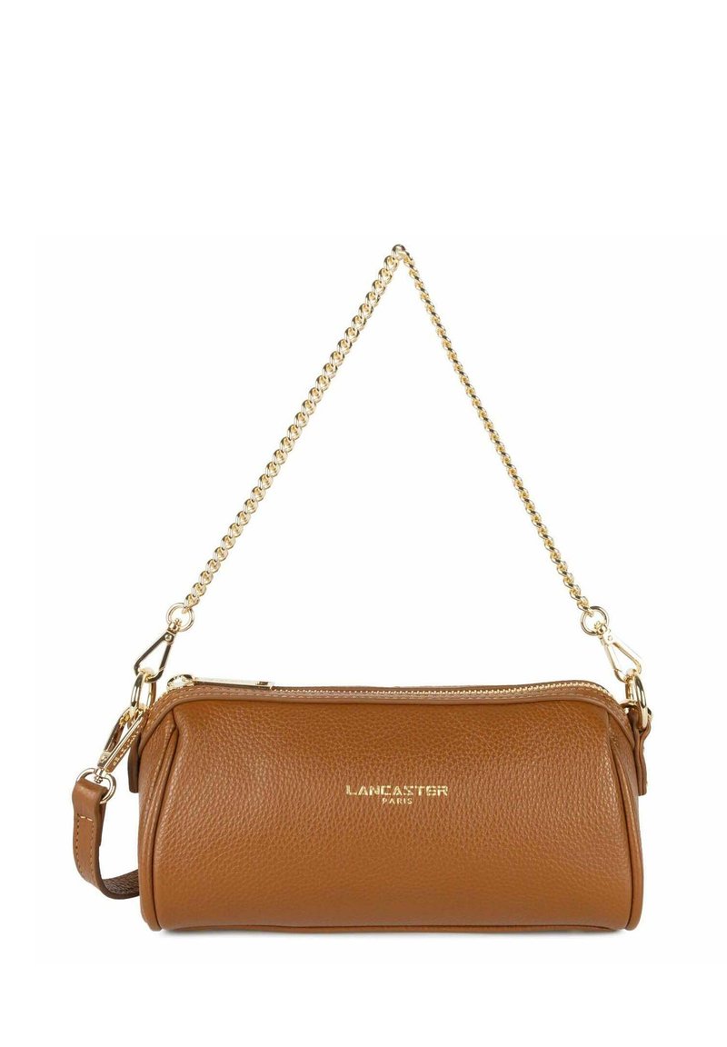 Sac à main en cuir marron avec une finition texturée, bandoulière en chaîne dorée, fermeture éclair et discrète marque sur le devant. Forme cylindrique compacte.