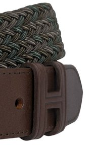 Cintura elastica intrecciata in verde scuro e marrone con una fibbia in pelle marrone caratterizzata da un design geometrico e un punto di fissaggio in metallo.