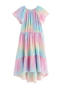 Regenbooggestreepte jurk met wijd uitlopende mouwen, geplooide textuur en gelaagde rok. De kleuren lopen van blauw naar roze, wat een zacht verloop creëert.