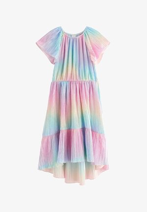 Sateenkaaren raidallinen mekko, jossa liehuvat hihat, pliseerattu rakenne ja kerroksellinen hame. Värit sulautuvat sinisestä vaaleanpunaiseen, luoden pehmeän liukuväriefektin.