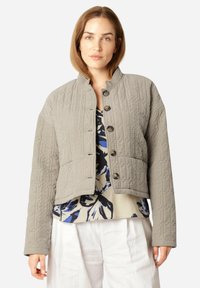 Gepolsterte graue Jacke mit einem verkürzten Design, rundem Kragen und Knöpfen auf der Vorderseite. Sie verfügt über einen strukturierten Stoff und geräumige, lockere Ärmel.