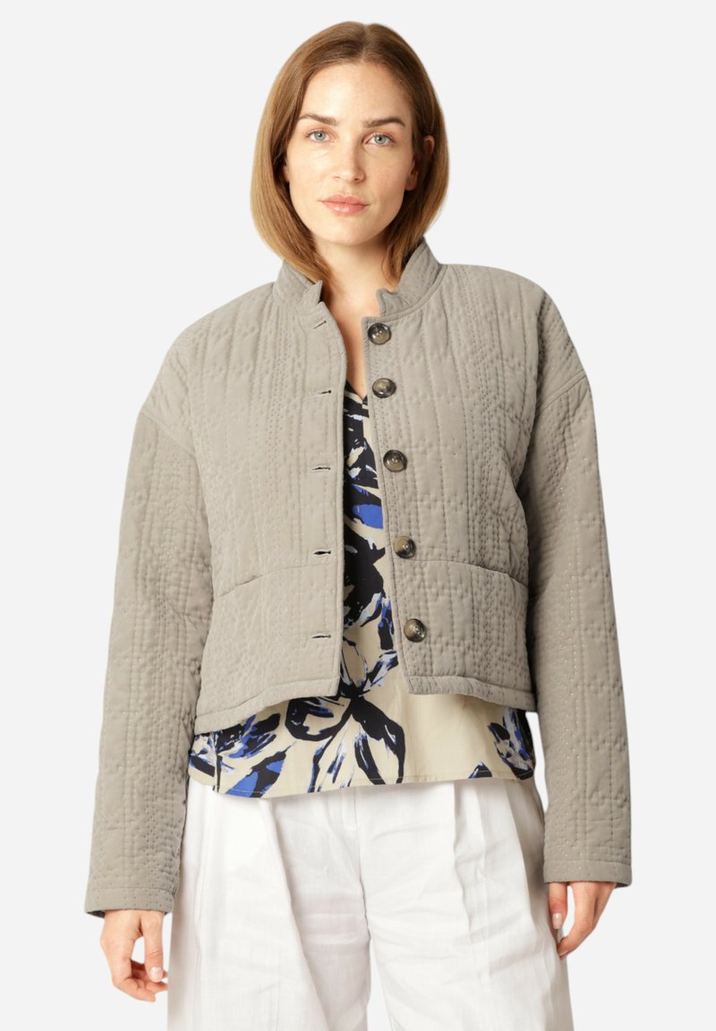 Gepolsterte graue Jacke mit einem verkürzten Design, rundem Kragen und Knöpfen auf der Vorderseite. Sie verfügt über einen strukturierten Stoff und geräumige, lockere Ärmel.