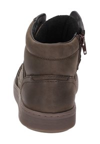 Braune Leder-Hochtop-Sneaker mit gepolstertem Kragen, seitlichem Reißverschluss und strukturiertem Profil, von hinten betrachtet.