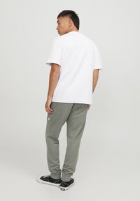 Jack & Jones JPSTWILL AIR PANTS - Pantalones deportivos - desert sage