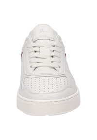Baskets blanches en cuir avec un bout perforé, des lacets blancs et un branding subtil sur la languette, vues de face.