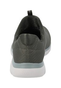 Dunkelgrauer Sportschuh mit einer strukturierten Mesh-Oberfläche, Zuglasche an der Ferse und einer weißen Zwischensohle mit hellblauen Akzenten.