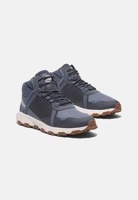 Sneaker mid-top blu navy e grigie con tomaia in rete e sintetico, suola in gomma, chiusura con lacci e colletto imbottito per il comfort.