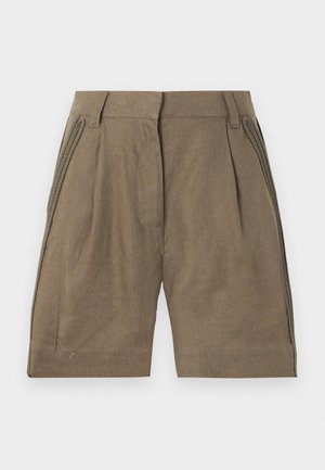 Short marron taille haute avec passants de ceinture, plis et détails tressés le long des coutures latérales.