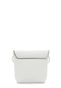 Borsa a tracolla in pelle bianca con finitura texturizzata, dotata di pattina pieghevole e rifiniture nere. Forma rettangolare compatta con due manici.