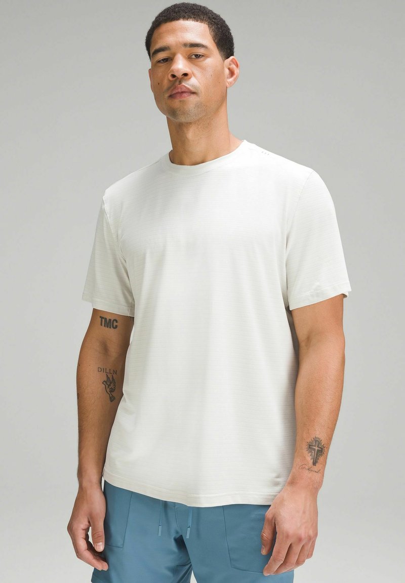 lululemon LICENSE TO TRAIN SHORT SLEEVE - T-shirts basic - bone/hvid ...